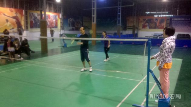 图2、前为企业副总欧家瑞，，，，，，，后为平面部设计师卢婉贞-瓷砖一线品牌918博天堂陶瓷