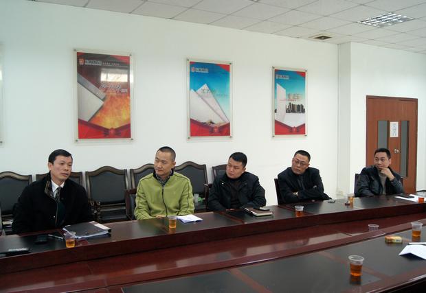 图7、918博天堂市场总监霍达炎（左一）先容专卖店参评情形