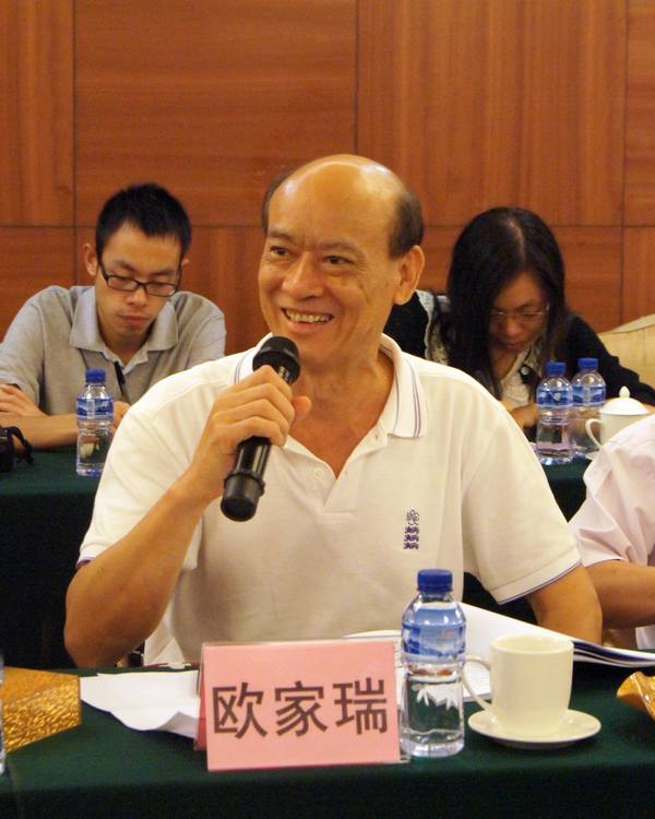 图3、企业副总欧家瑞脸露微笑，，，，，，，衷心谢谢专家组及向导媒体对918博天堂薄砖手艺的高度评价