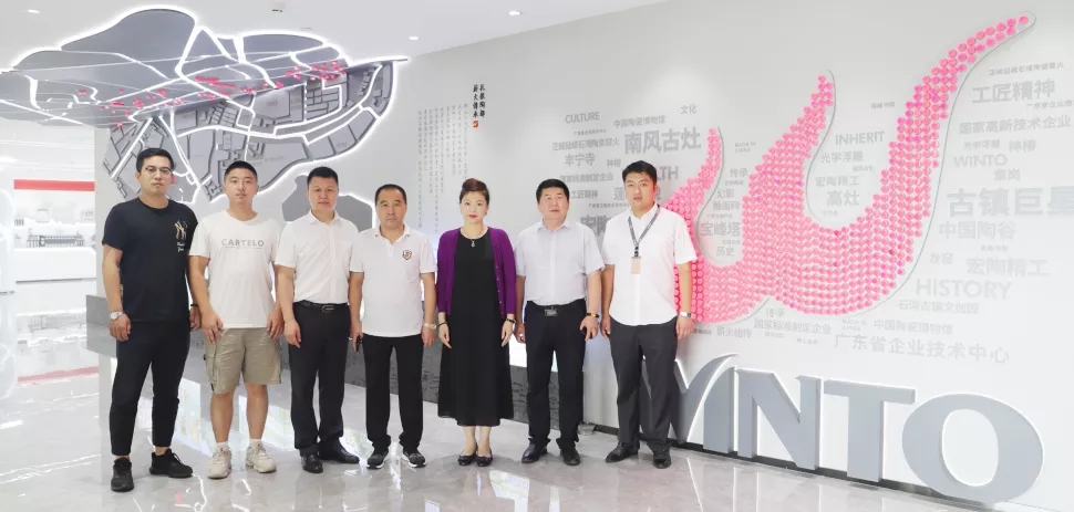 918博天堂地砖品牌总司理曹坚贞、哈尔滨918博天堂经销商认真人石立祥及918博天堂黑龙江区域司理陈富彰等全程陪同。。。。。。。